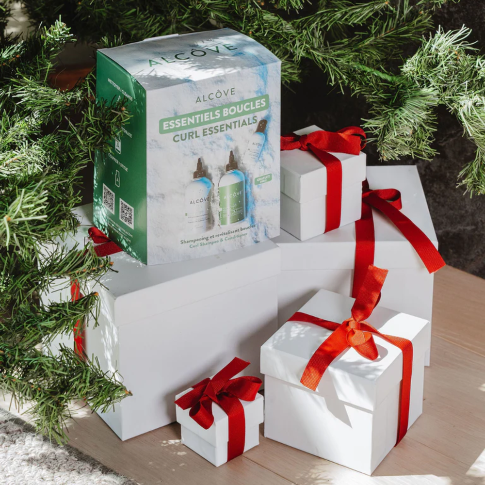 Kit Alcôve Hair Curl Essentials : flacon de shampooing, bouteille de revitalisant et pot de crème activatrice pour boucles