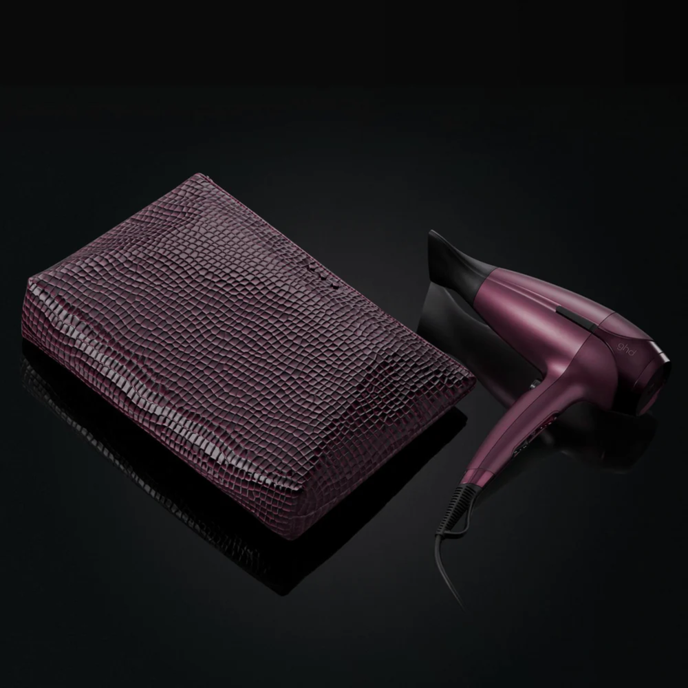 Sèche-cheveux GHD Helios Cherry Chic avec embout de précision et sac assorti – édition limitée des Fêtes.