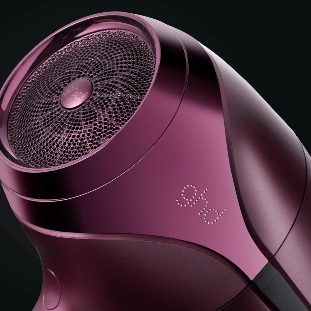 Sèche-cheveux GHD Helios Cherry Chic avec embout de précision et sac assorti – édition limitée des Fêtes.
