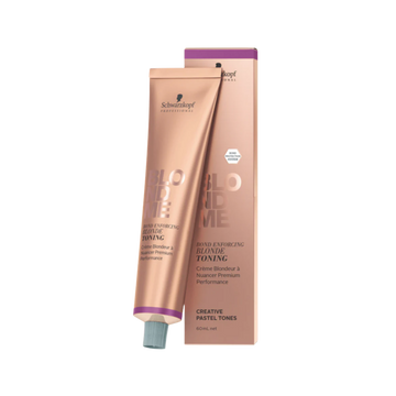 Tube de coloration BLONDME de Schwarzkopf avec mèche de cheveux blond [description de la nuance], résultat professionnel lumineux.