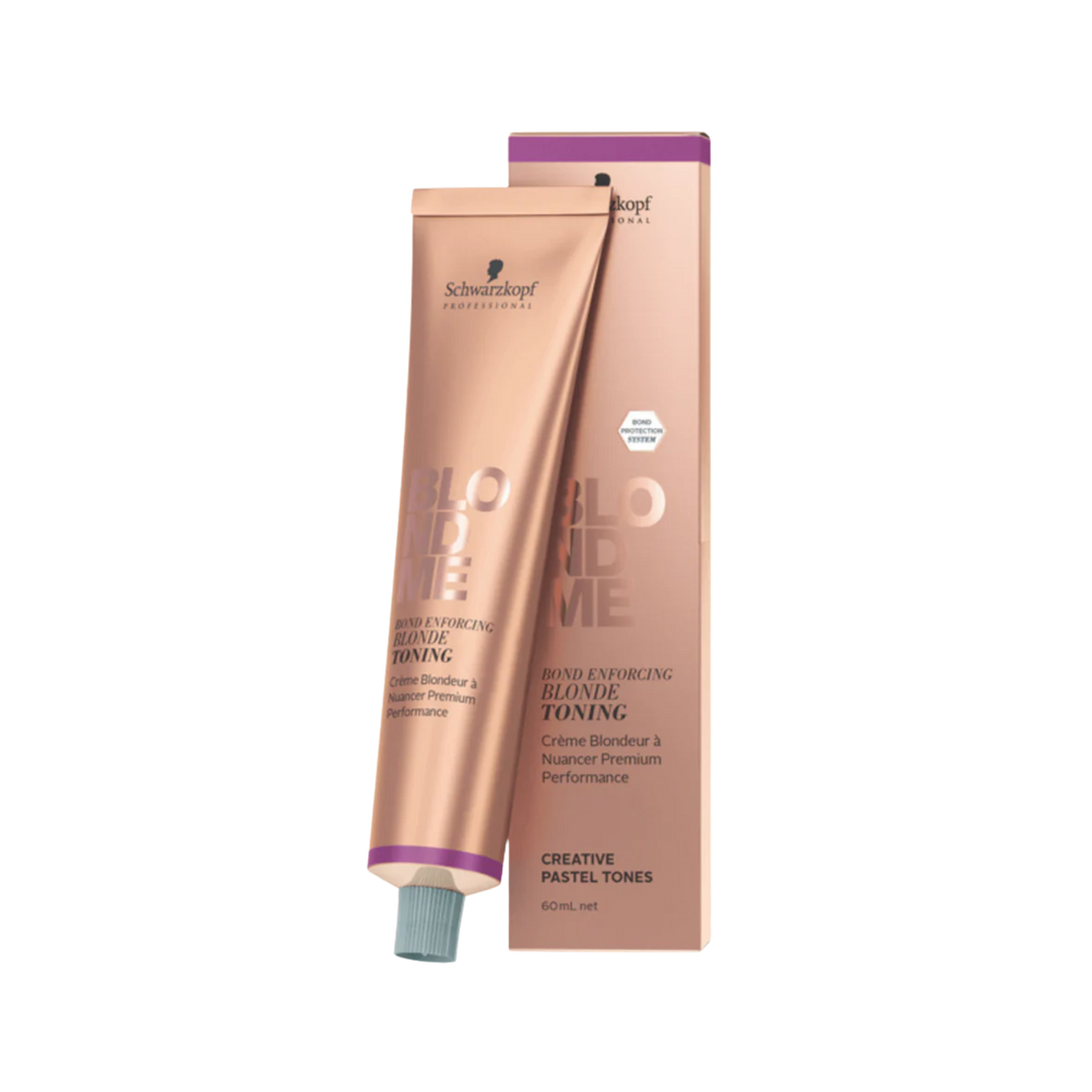 Tube de coloration BLONDME de Schwarzkopf avec mèche de cheveux blond [description de la nuance], résultat professionnel lumineux.