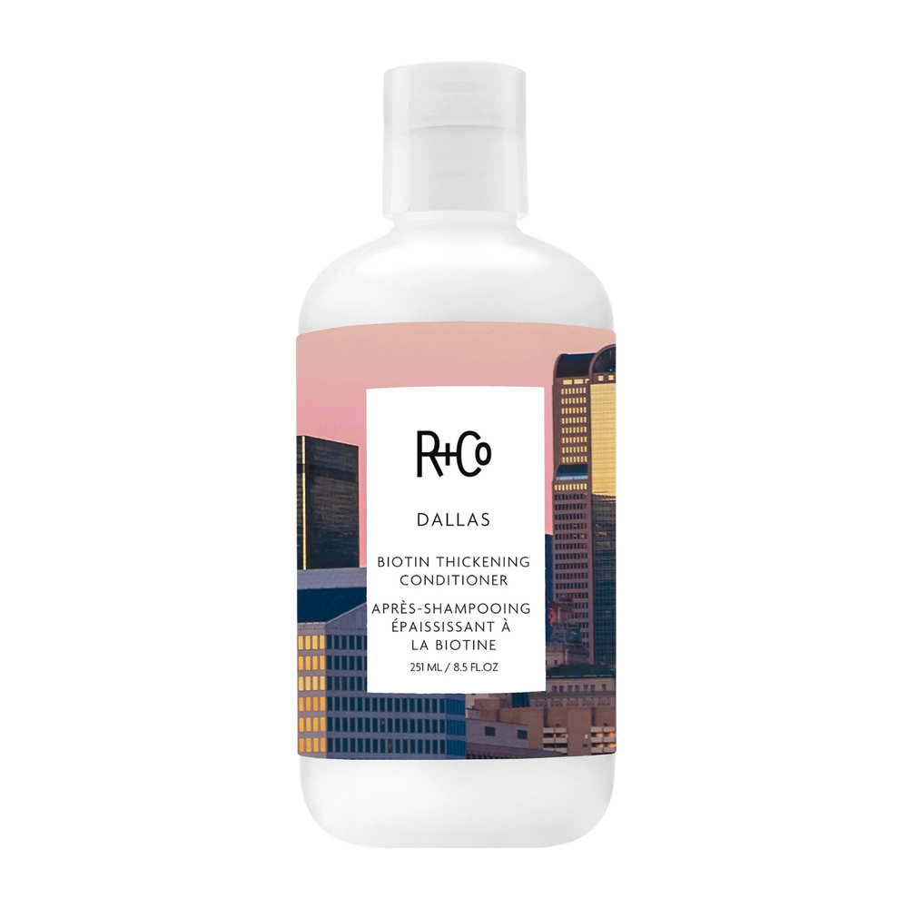 Flacon du conditionneur Dallas Biotin de R+Co, formule légère renforçante et volumisante pour cheveux fins