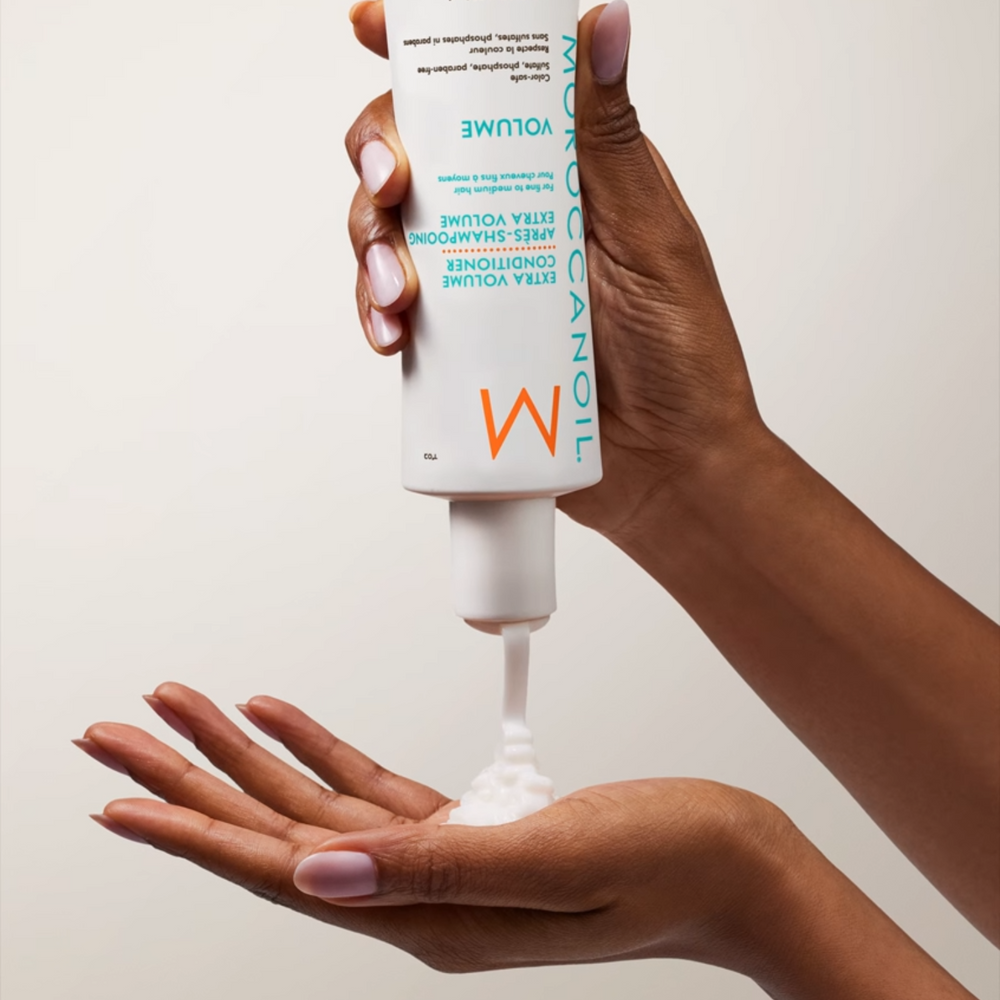Flacon du Conditionneur Extra Volume Moroccanoil, soin léger pour cheveux fins apportant volume et brillance sans alourdir

