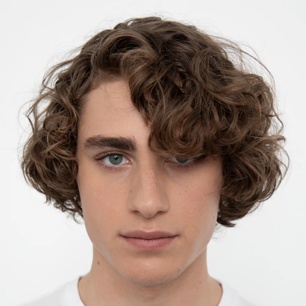 Tube de crème Turntable Curl de R+Co, définissant boucles légères, hydratation et brillance sans effet cartonné