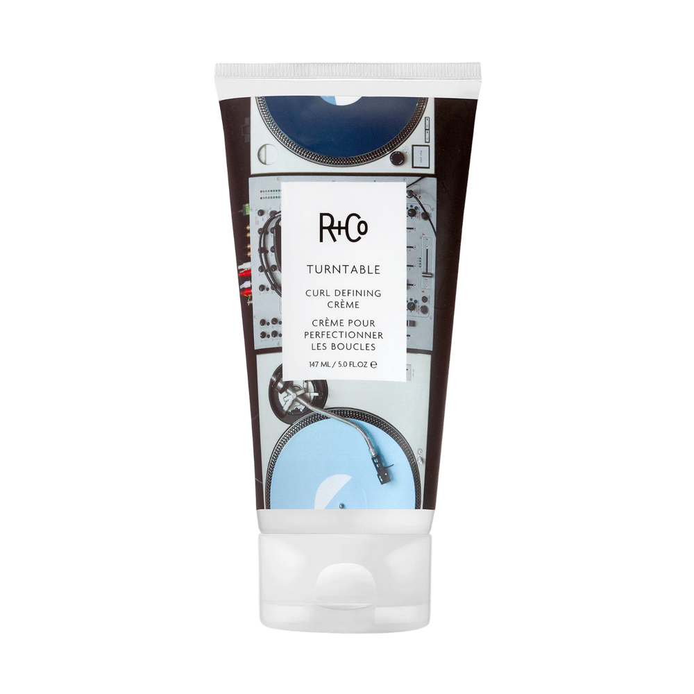 Tube de crème Turntable Curl de R+Co, définissant boucles légères, hydratation et brillance sans effet cartonné