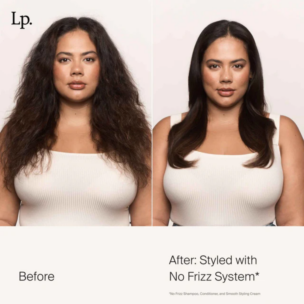 Flacon beige de la crème coiffante No Frizz Smooth Styling Cream par Living Proof, posé sur fond neutre, illustrant douceur, lissage et soin anti‑frisottis.

