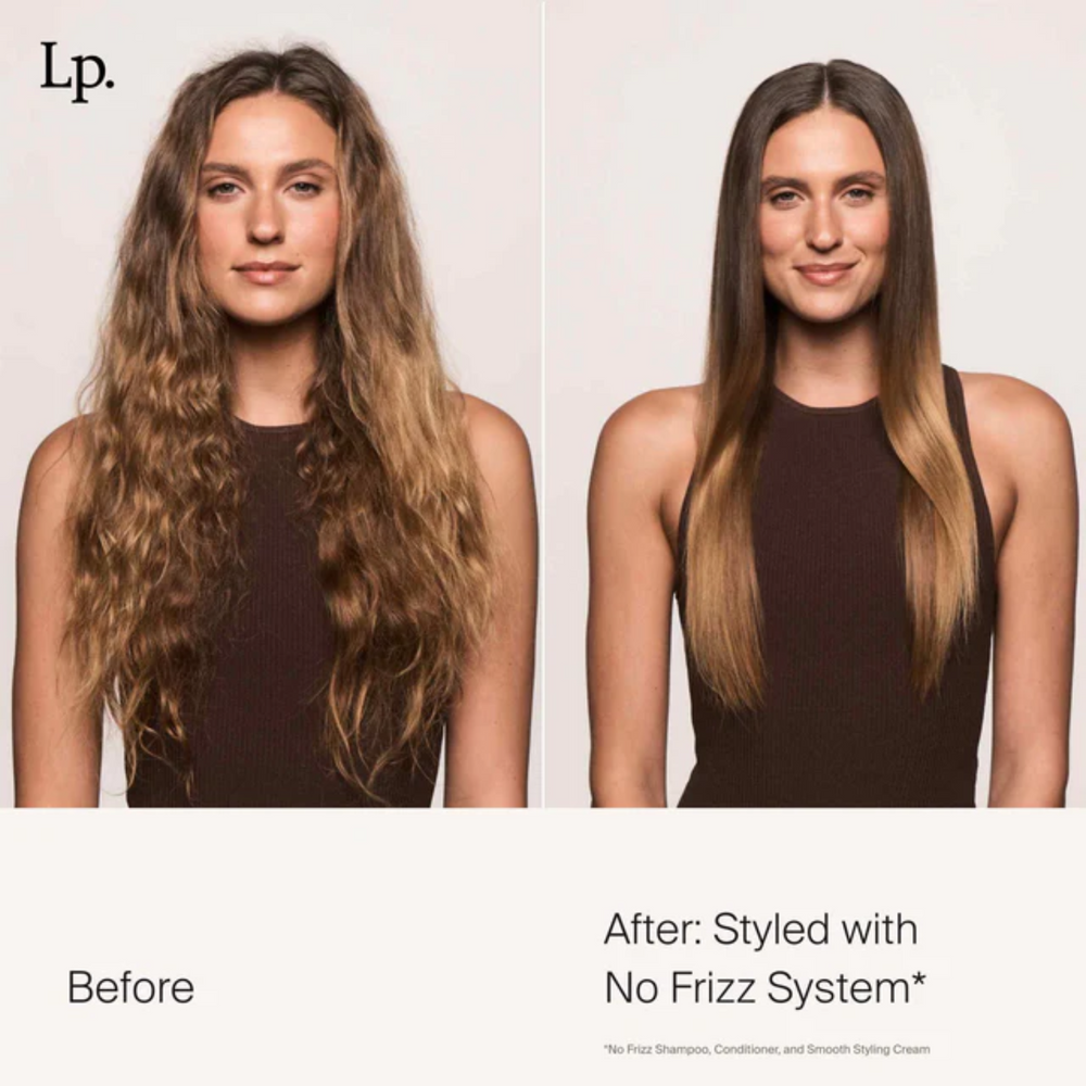Flacon beige de la crème coiffante No Frizz Smooth Styling Cream par Living Proof, posé sur fond neutre, illustrant douceur, lissage et soin anti‑frisottis.

