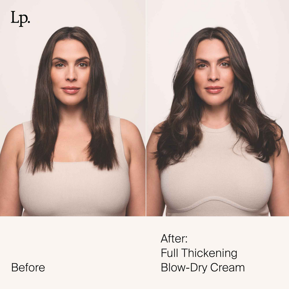 Flacon de crème coiffante Living Proof posé sur une surface claire avec des cheveux brillants et volumineux en arrière-plan

