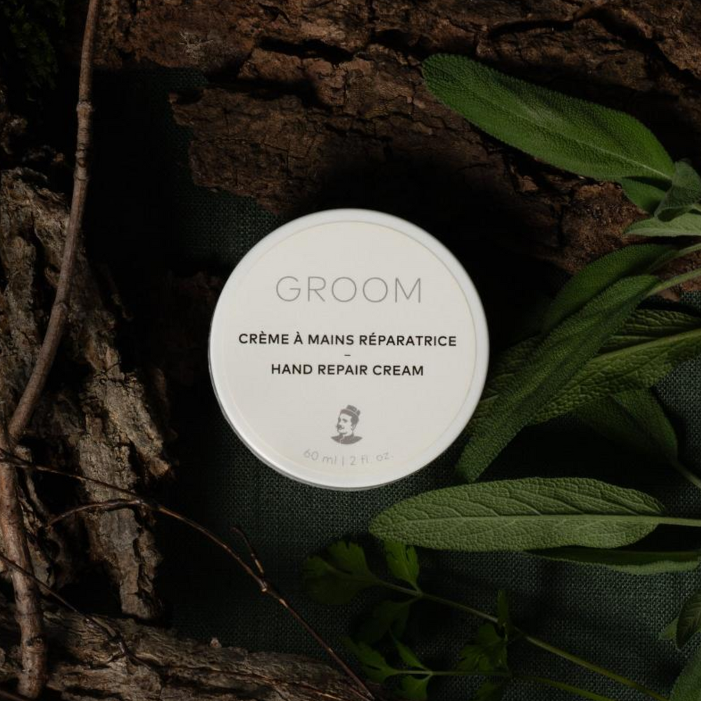 Crème à mains réparatrice GROOM en tube de 60 ml posée sur fond neutre