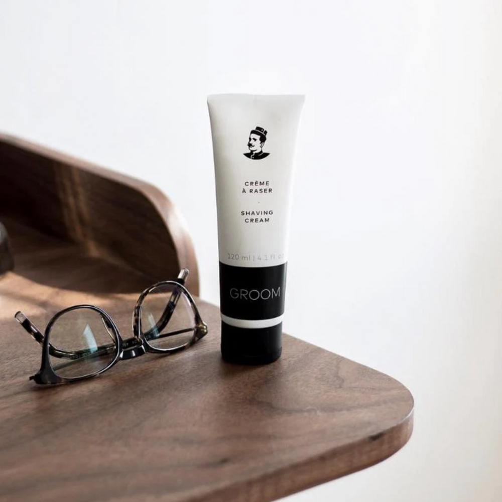 Tube de 120 ml de Crème à raser Groom – soin onctueux naturel pour un rasage apaisant, parfum pin-sauge-genévrier, emballage recyclé

