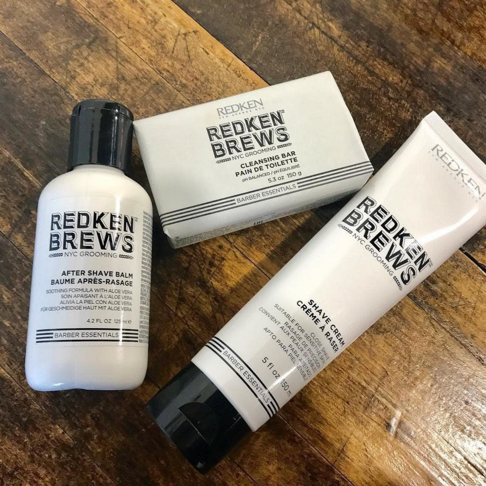 Tube de crème à raser Redken Brews, texture crème dense, conçu pour un rasage extra‑précis et peau sensible.
