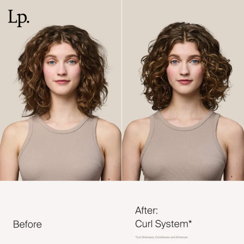 Tube rose du Curl Enhancer Living Proof, posé sur fond neutre, symbolisant des vagues définies, hydratées et sans effet de poids.

