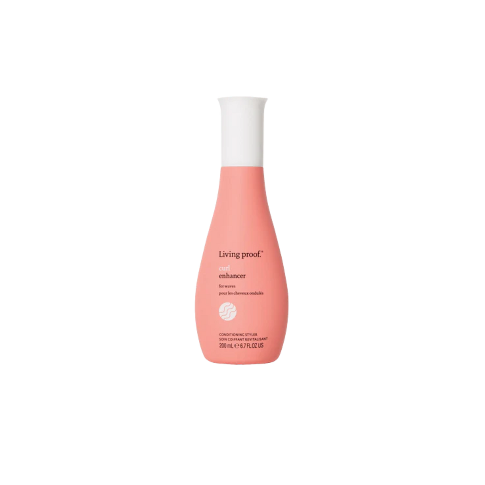 Tube rose du Curl Enhancer Living Proof, posé sur fond neutre, symbolisant des vagues définies, hydratées et sans effet de poids.

