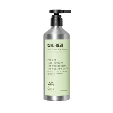 Flacon AG Care Curl Fresh Shampoo sur fond blanc, cheveux bouclés brillants en arrière‑plan