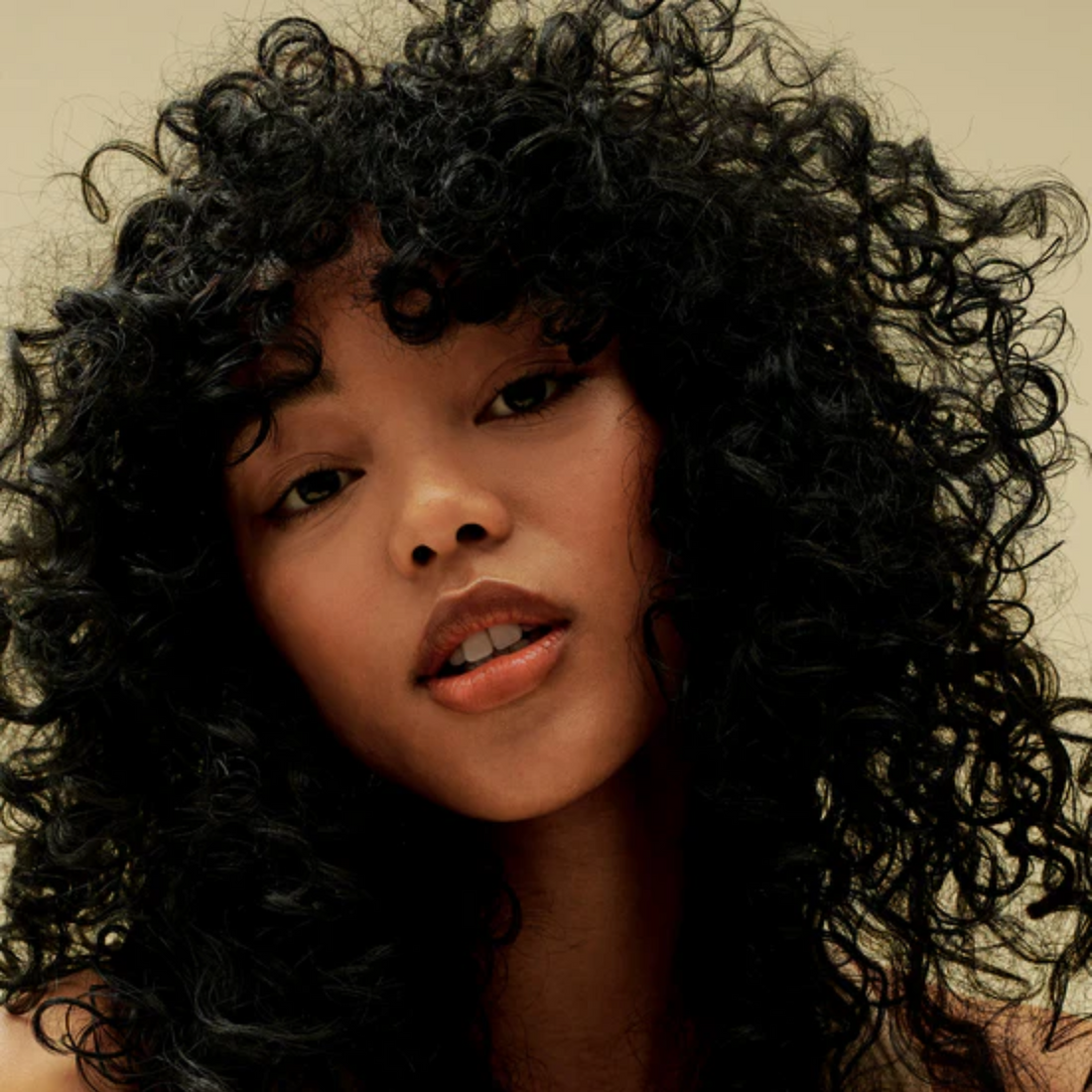 Flacon AG Care Curl Fresh Coconut Avocado Conditioner, cheveux bouclés hydratés en arrière‑plan