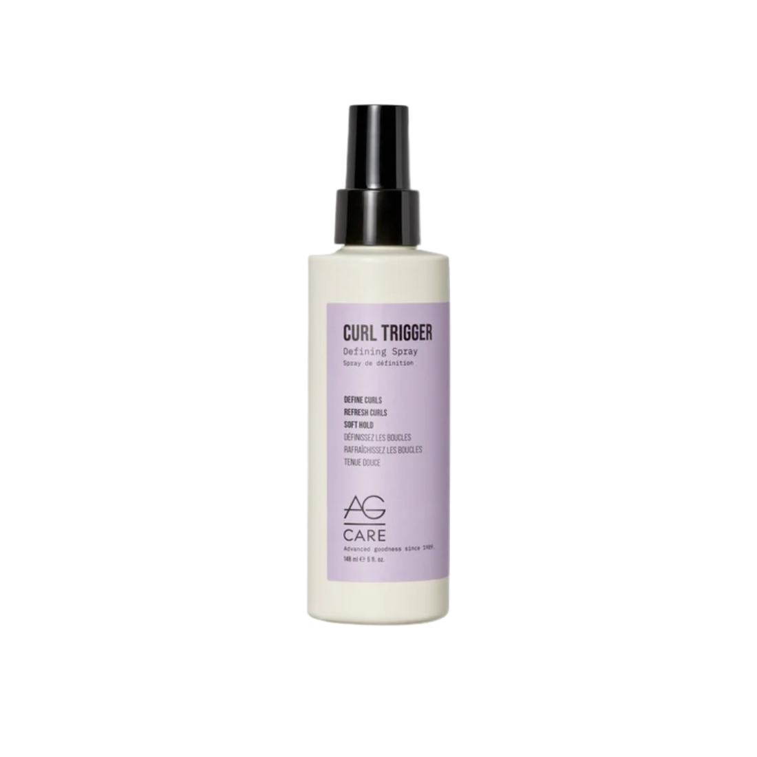 Bouteille de AG Care Curl Trigger Defining Spray sur fond blanc, cheveux bouclés en arrière-plan