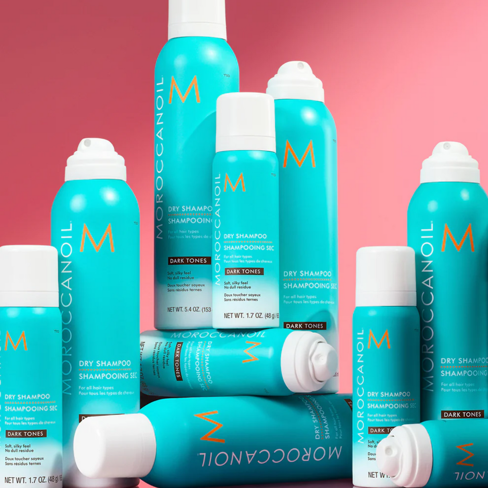 Aérosol Dry Shampoo Dark Tones Moroccanoil, shampoing sec teinté pour cheveux foncés, pour volume, fraîcheur et brillance sans résidu visible

