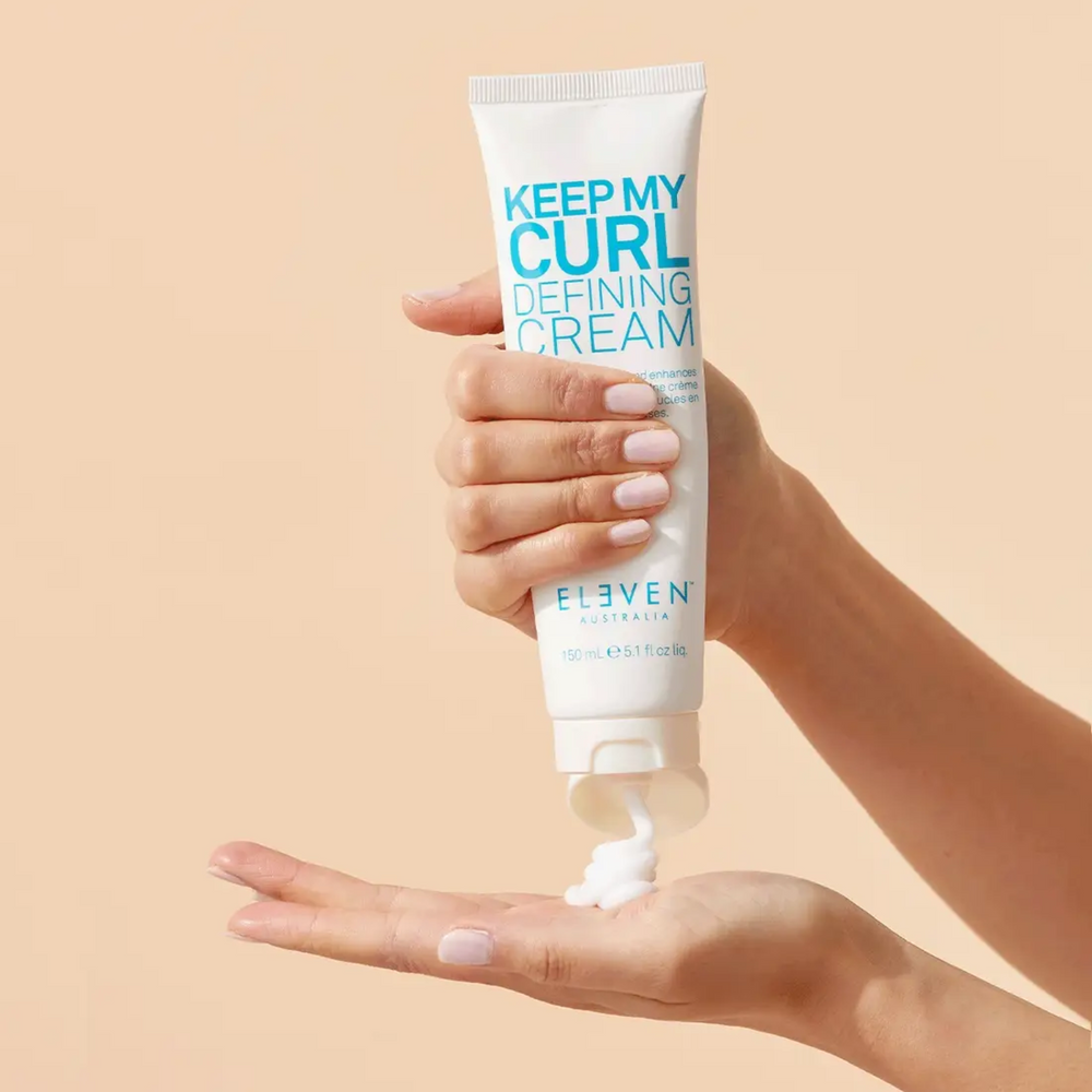 Tube de crème définissante Keep My Curl Defining Cream d’Eleven Australia, pour boucles hydratées, définies et contrôlées.