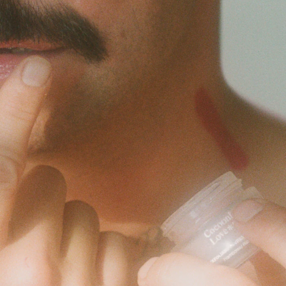 Pot d’exfoliant lèvres Cocooning Love parfum framboise, texture sucrée rose.