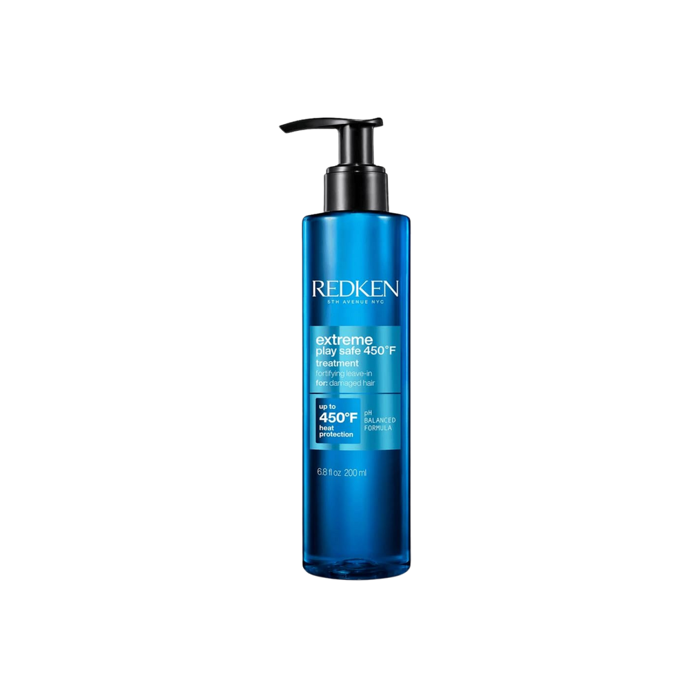 Flacon lotion Extreme Play Safe de Redken posé sur fond clair, protection contre la chaleur, enrichi en tourmaline et protéines végétales.