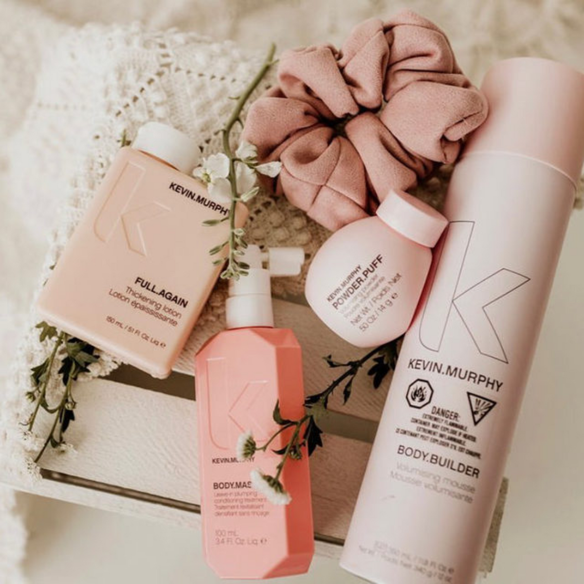 Flacon de la lotion épaississante FULL.AGAIN 150 ml de Kevin Murphy posé sur fond clair