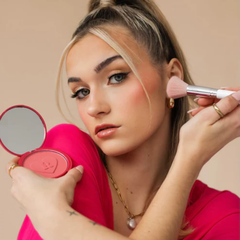 Compact de fard à joues Flirty Blush Refreshi, teinte corail frais et texture poudre fine

