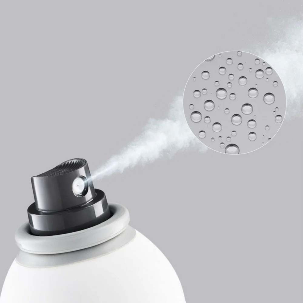 Spray fixatif puissant Goldwell Stylesign 75 ml sur fond blanc