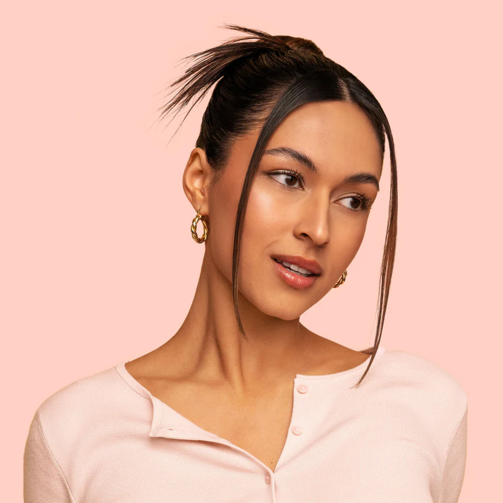 Fixatif trois‑en‑un HOLD.ME de DESIGNME – spray cheveux vegan avec buse réglable pour tenue légère, moyenne ou forte