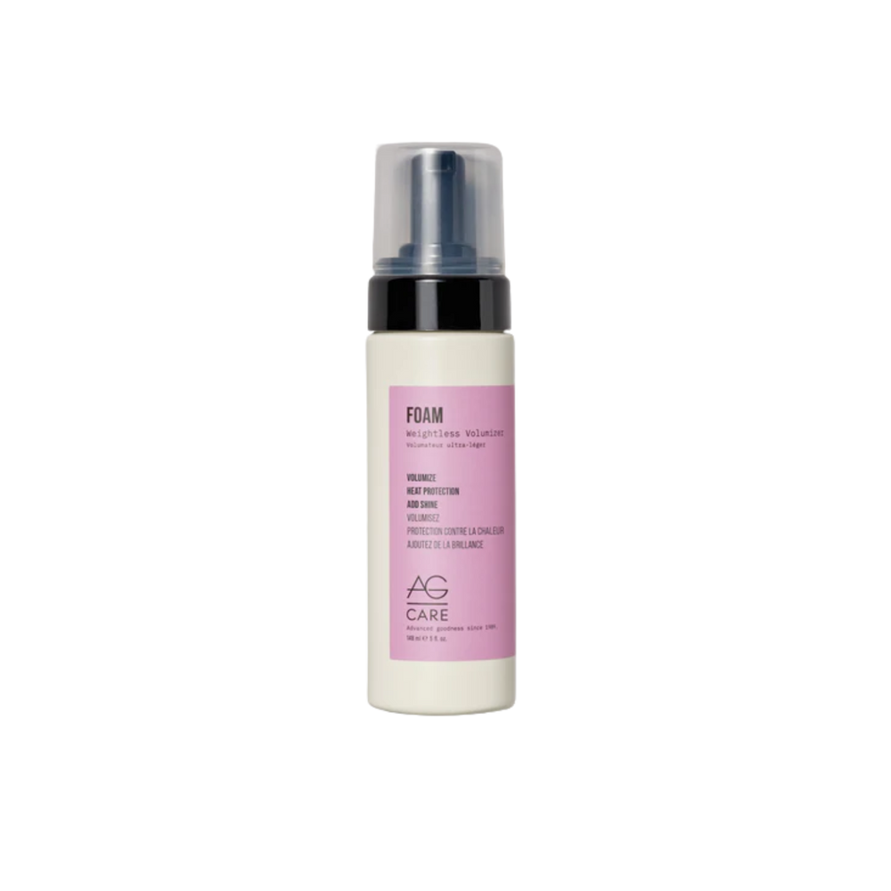Mousse volumisante AG Care Foam Weightless Volumizer, flacon noir et cheveux volumineux en arrière-plan