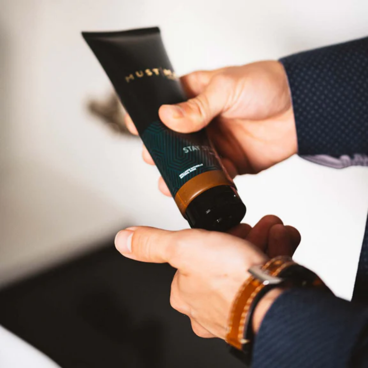 gel coiffant homme tenue forte fixation longue durée cheveux stylés