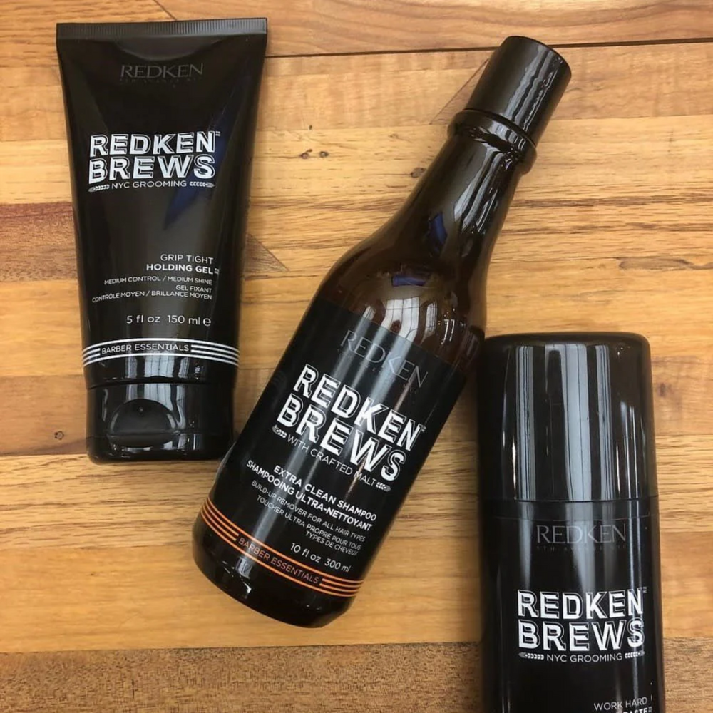 Flacon de gel coiffant Redken Brews Grip Tight 150 ml, texture claire, effet brillance naturelle, tenue moyenne, cheveux bouclés contrôlés.