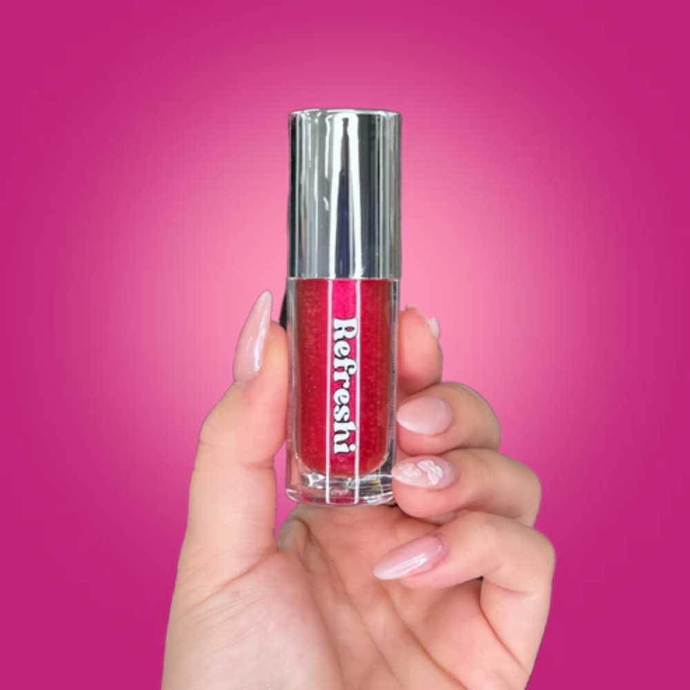 Tube 5 ml Girl Boss Tinted Lip Oil Refreshi, bulles visibles, texture brillante, parfum baies et légère teinte rosée

