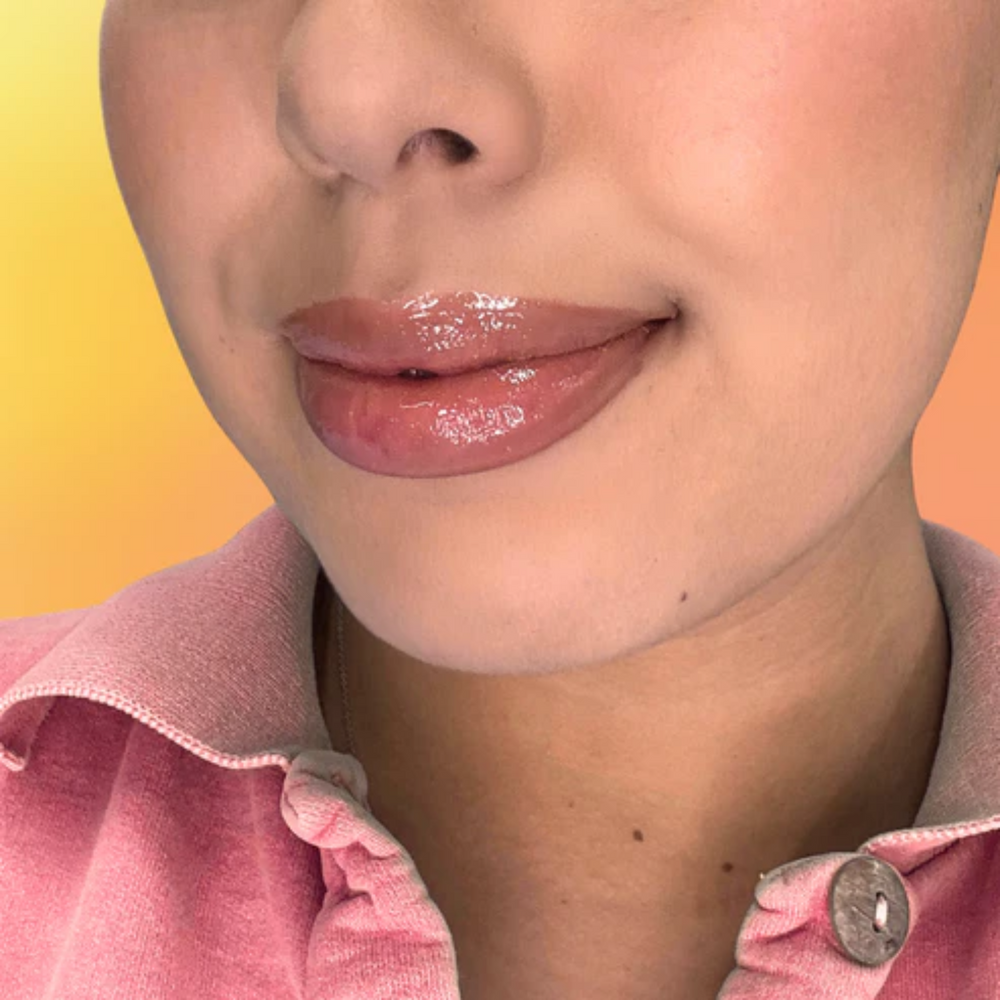 Tube 5 ml Golden Glitter Tinted Lip Oil Refreshi, texture brillante agrémentée de paillettes dorées et parfum latte noisette

