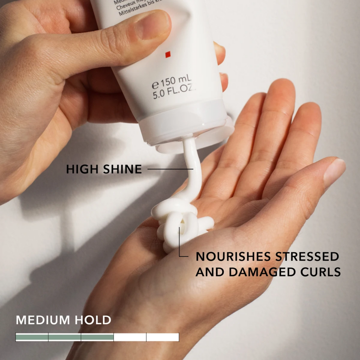 Tube ou pot de Goldwell StyleSign Curls Defining Cream – crème coiffante pour boucles et ondulations.