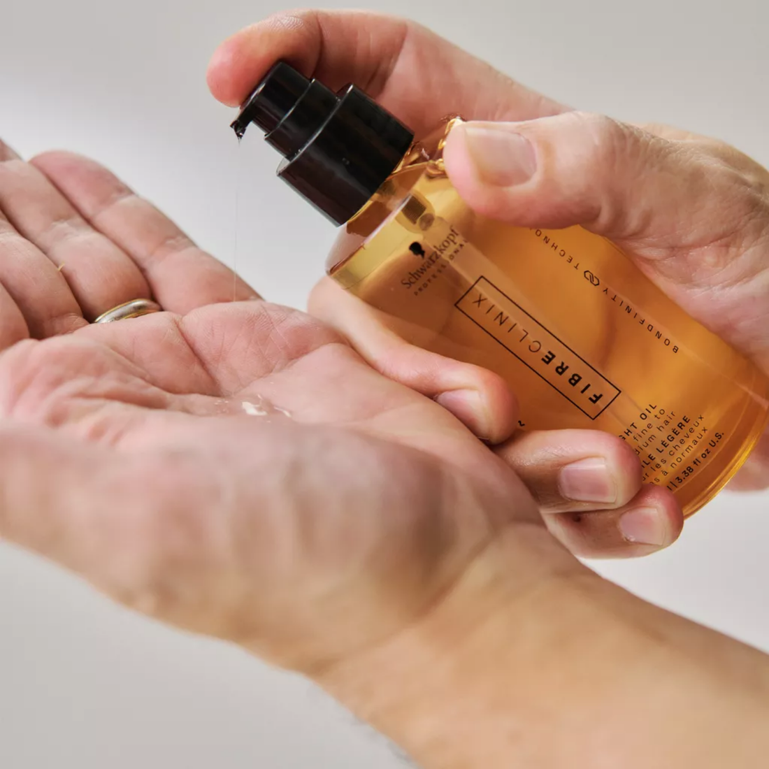 Huile Légère Bondfinity Fibre Clinix 100 ml en flacon transparent.