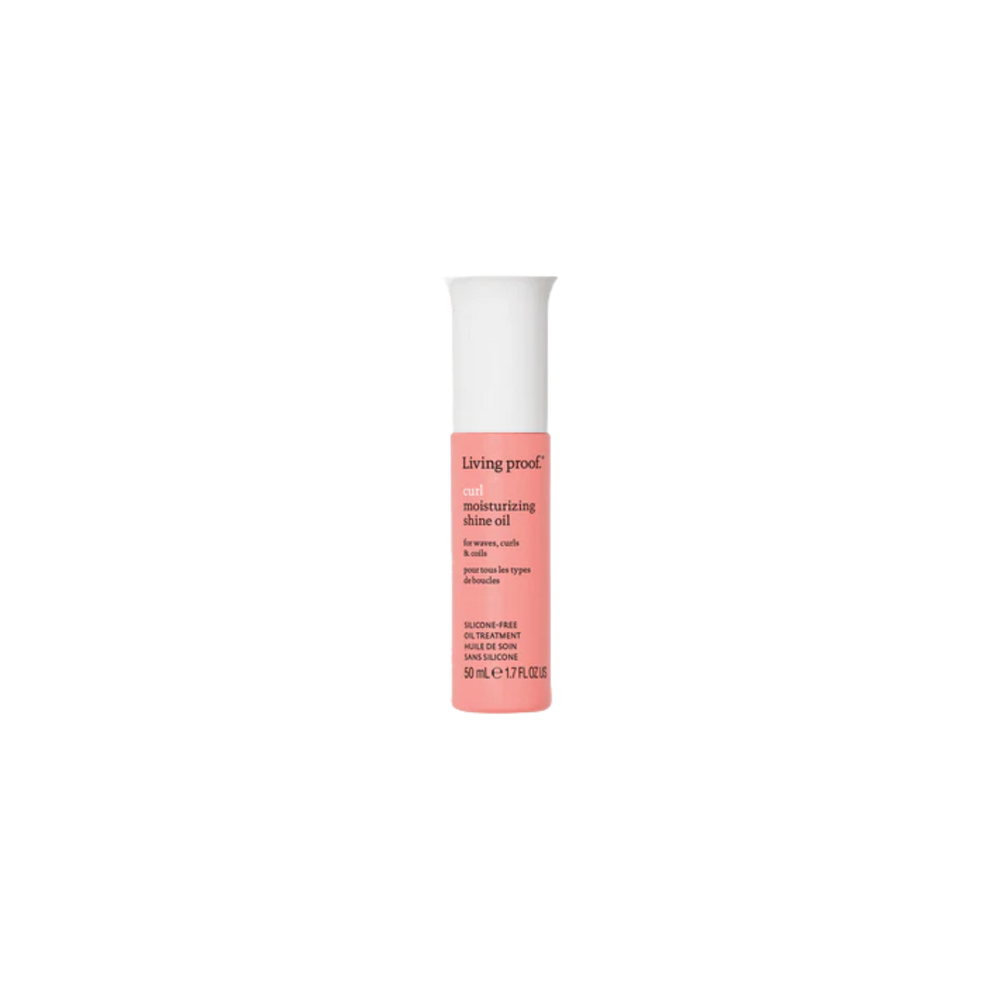 Flacon rose de l'Huile Curl Moisturizing Shine de Living Proof, posé sur fond neutre, illustrant l'hydratation et la brillance des boucles.

