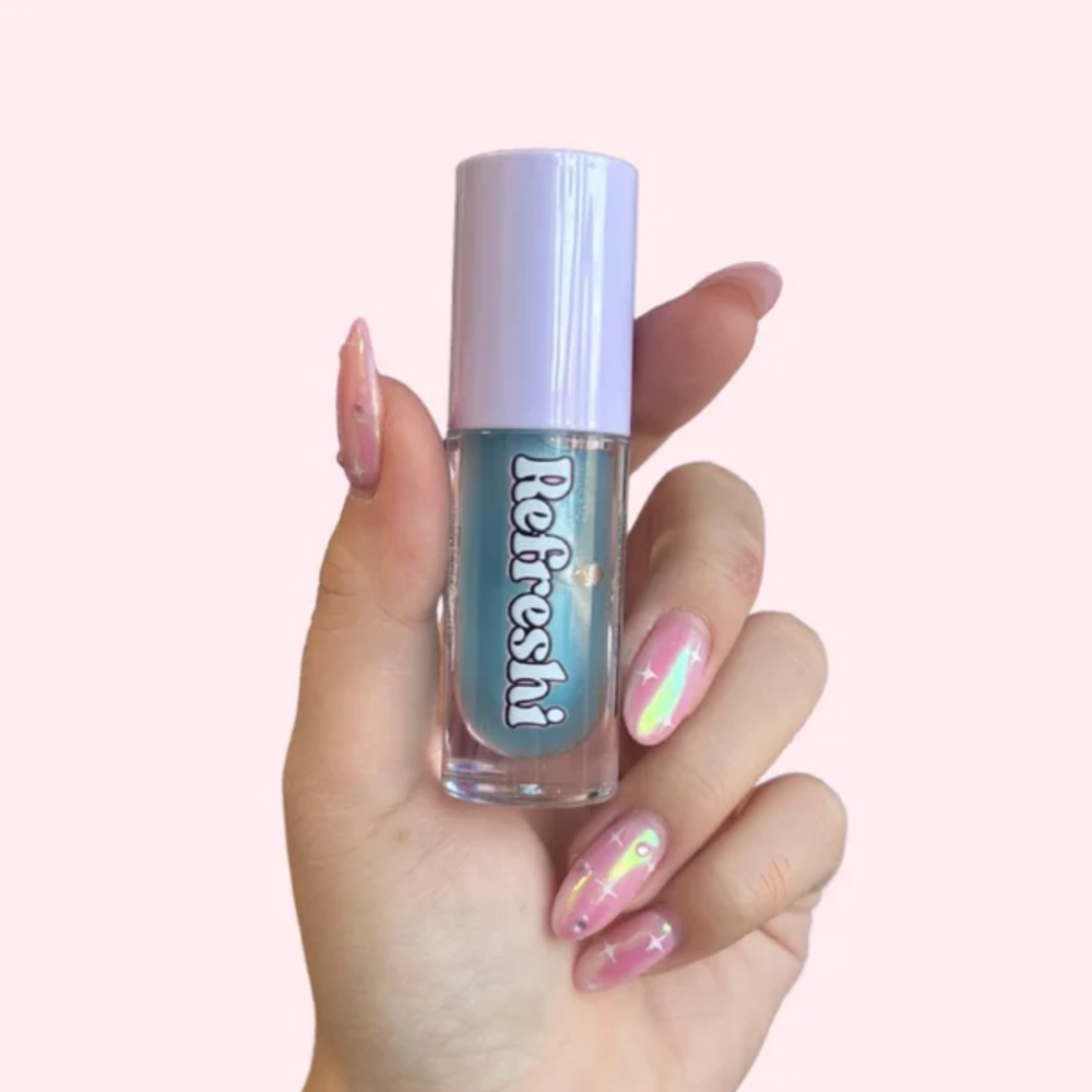 Tube d’huile à lèvres Framboise Bleue Refreshi sur fond bleu vif, fini glossy fruité

