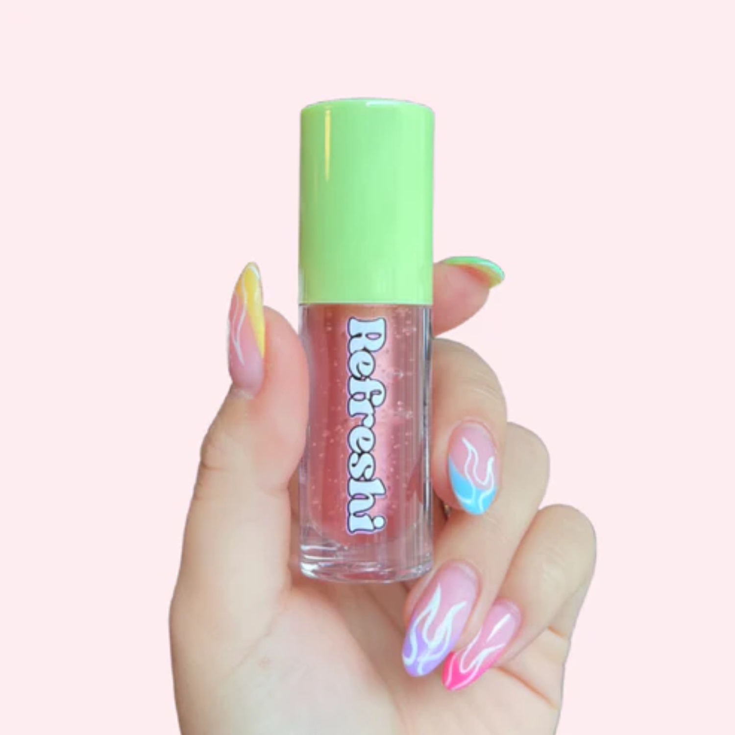 Tube d’huile à lèvres Pastèque Acidulée Refreshi sur fond rose vif, fini glossy fruité

