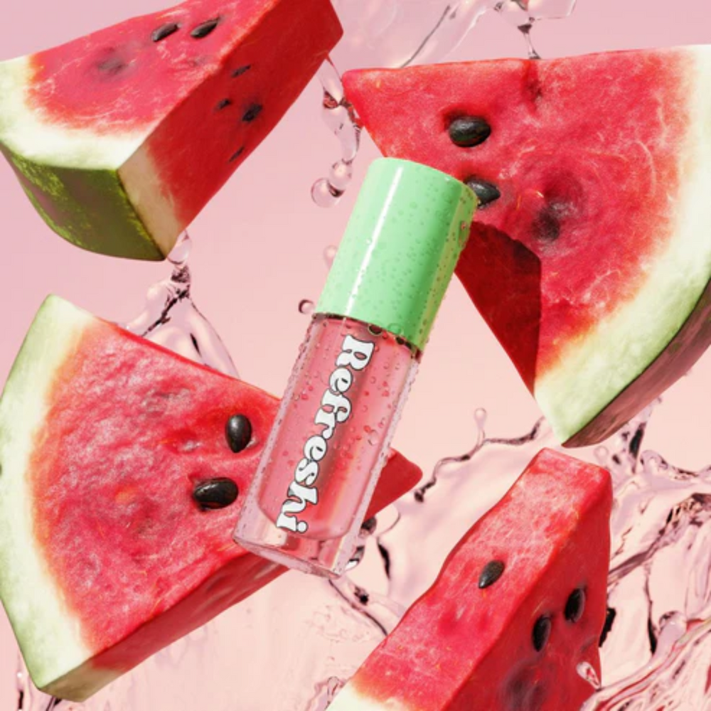 Tube d’huile à lèvres Pastèque Acidulée Refreshi sur fond rose vif, fini glossy fruité

