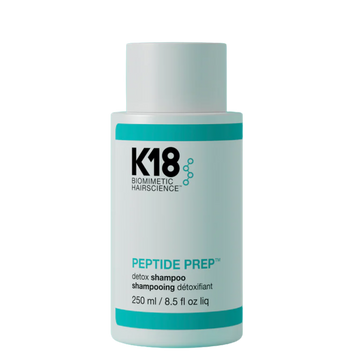 Flacon blanc du shampooing K18 Peptide Prep Detox 250 ml, soin clarifiant purifiant tous types de cheveux.

