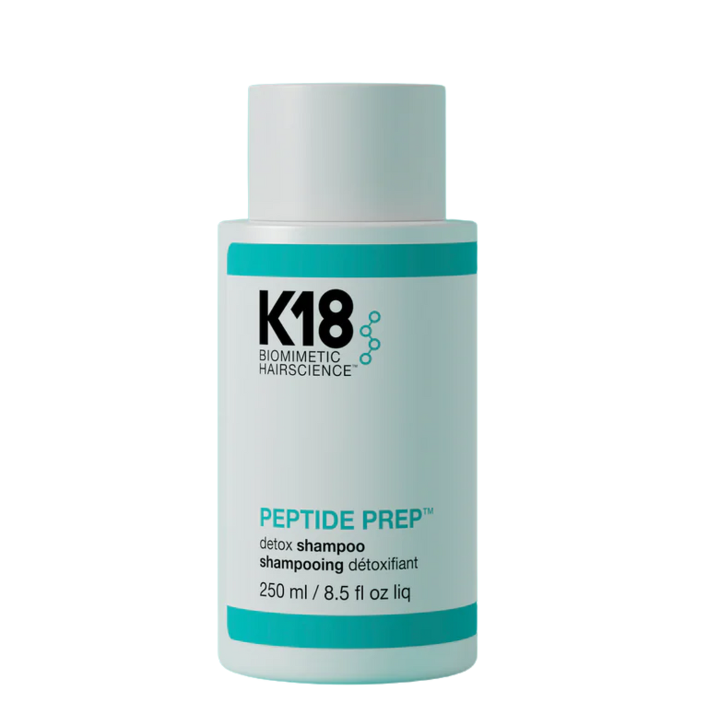 Flacon blanc du shampooing K18 Peptide Prep Detox 250 ml, soin clarifiant purifiant tous types de cheveux.

