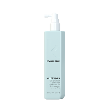 Flacon de spray Kevin Murphy KILLER.WAVES posé sur fond neutre
