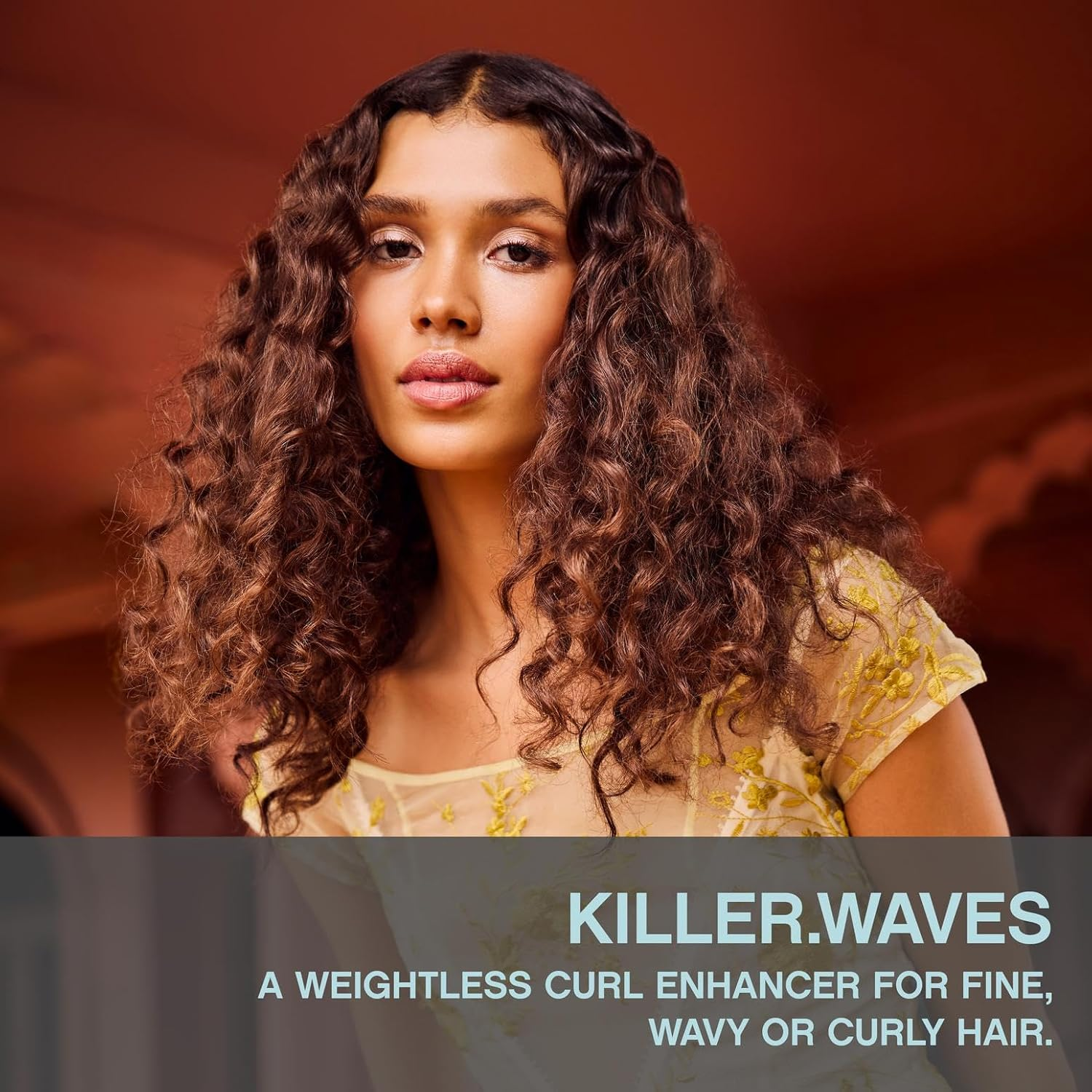 Flacon de spray Kevin Murphy KILLER.WAVES posé sur fond neutre