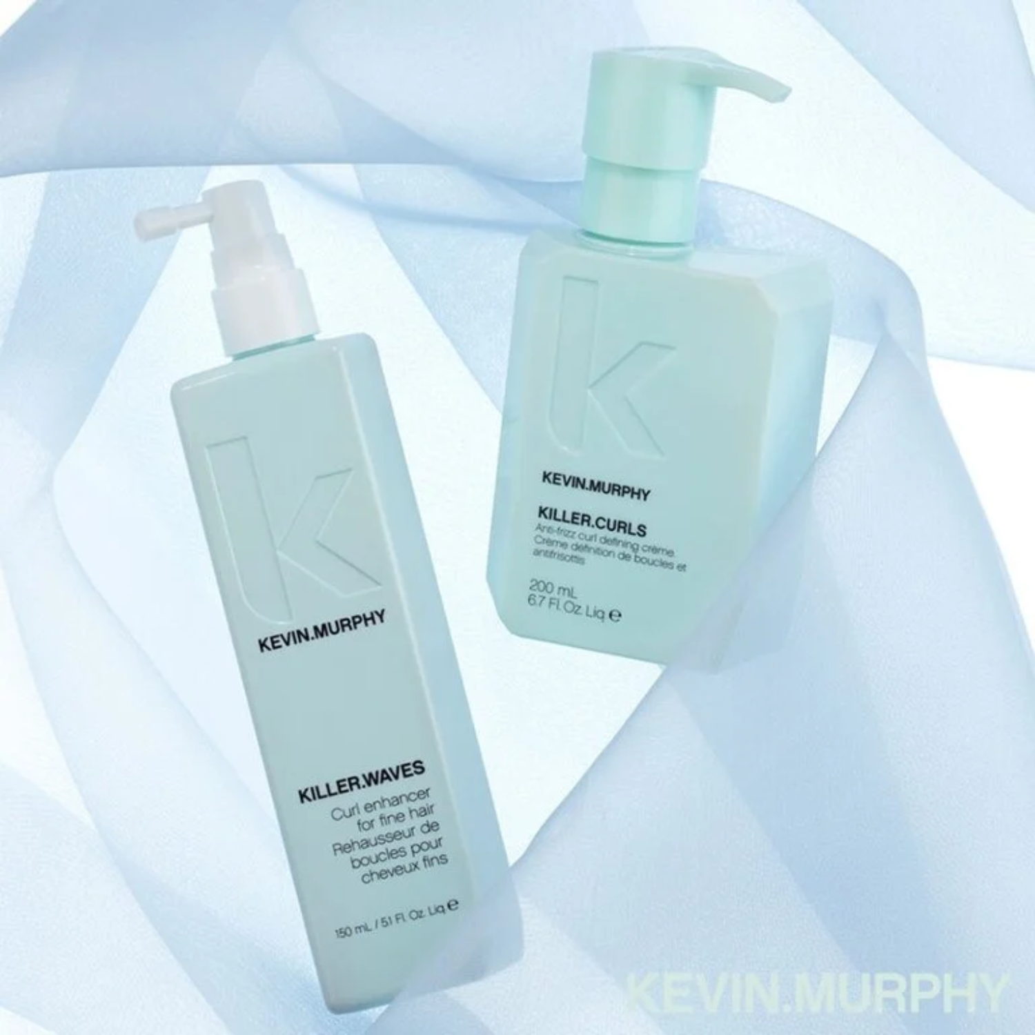 Flacon de spray Kevin Murphy KILLER.WAVES posé sur fond neutre