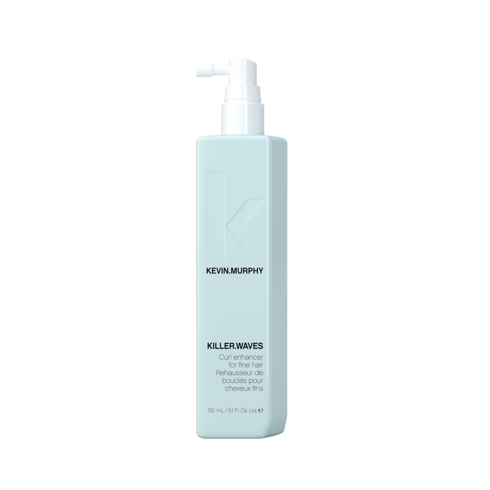 Flacon de spray Kevin Murphy KILLER.WAVES posé sur fond neutre