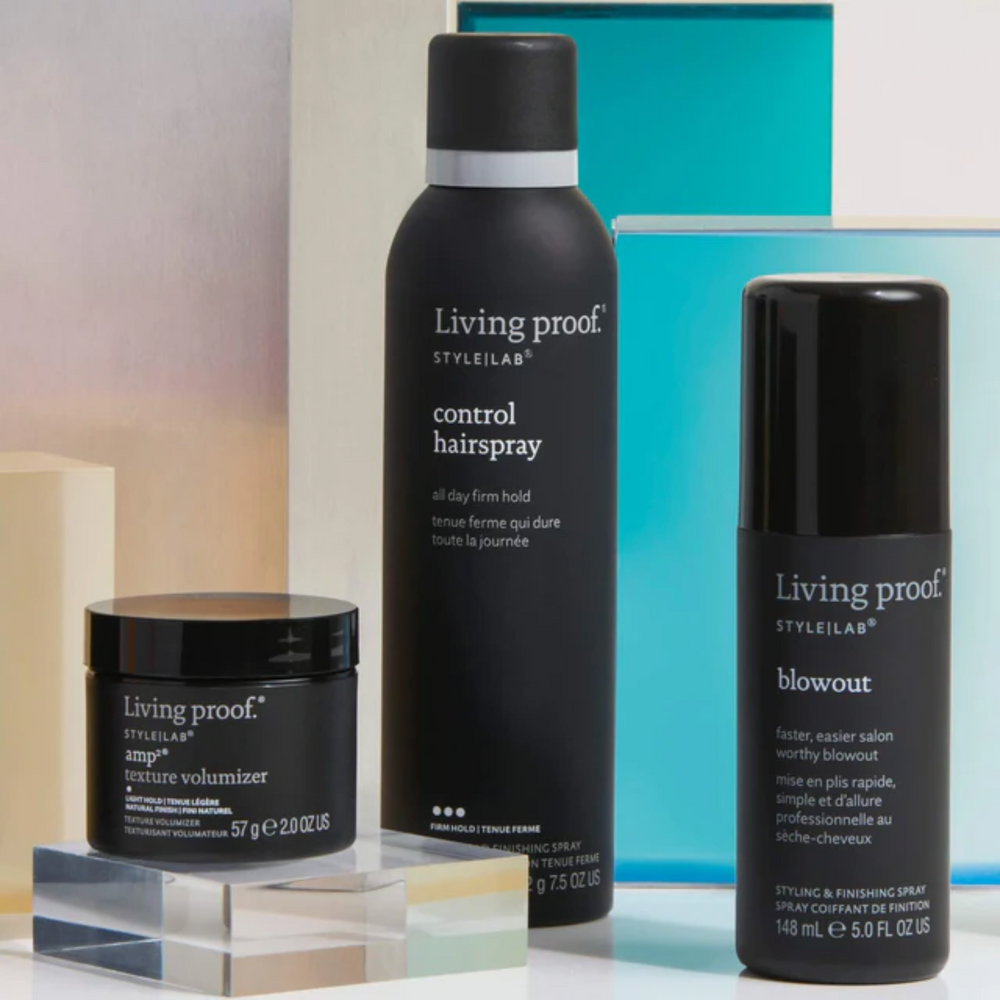 Flacon noir mat de la laque Style Lab Control Hairspray de Living Proof posé sur fond sombre, illustrant finition nette, tenue contrôlée et effet soyeux.

