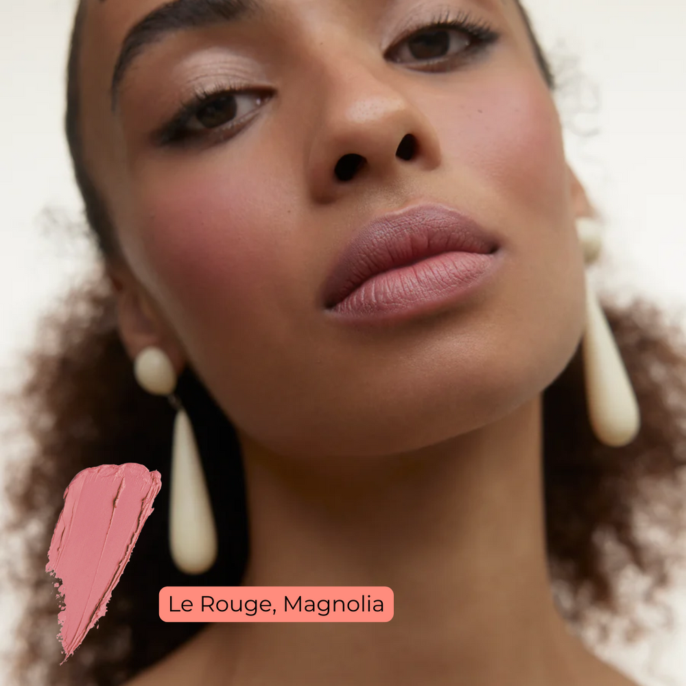 Stick rouge à lèvres Wonderblush Le Rouge en teinte Grenadine, fini satiné, packaging minimaliste et élégant.

