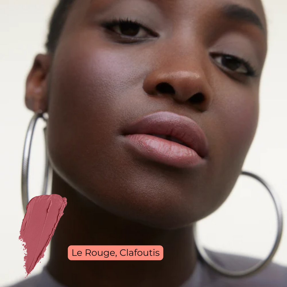Stick rouge à lèvres Wonderblush Le Rouge en teinte Grenadine, fini satiné, packaging minimaliste et élégant.

