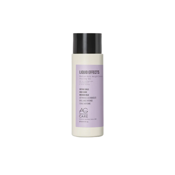 Flacon AG Care Liquid Effects Styling Gel sur fond neutre, cheveux bouclés définis en arrière-plan