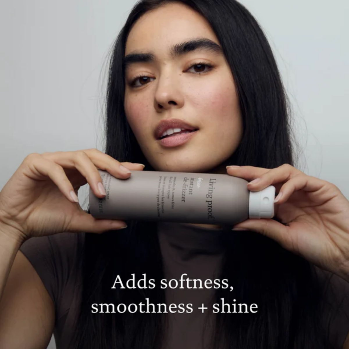 Spray capillaire Living Proof No Frizz Instant De-Frizzer anti-frisottis pour cheveux lisses et brillants.